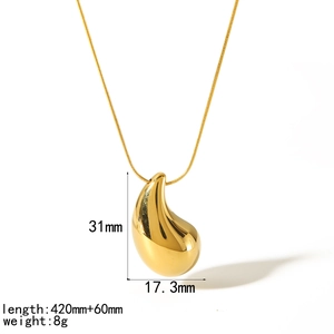 Detailed view of the 18k gold teardrop pendant with precise size measurements