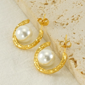Boucles d'oreilles créoles C en acier doré martelé avec grandes perles blanches