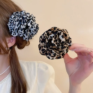 Vue détaillée des pinces à cheveux à fleurs léopard bicolores pour une coiffure élégante