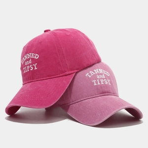 Berretti da baseball vintage in cotone lavato con ricamo TANNED and TIPSY in rosa e grigio