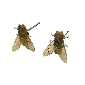 Dettaglio dei creativi orecchini a forma di mosca con resina glitterata colorata