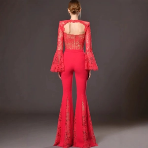 Ensemble rouge élégant deux pièces en dentelle avec manches évasées et pantalon évasé dos