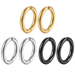 Détail des boucles d'oreilles clips en finitions polies or, argent et noir