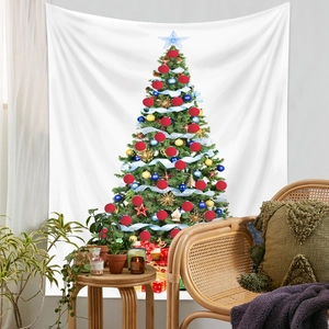Dettaglio dell'arazzo dell'albero di Natale con decorazioni festive sulla parete bianca