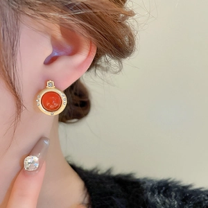 Boucles d'oreilles rondes vintage plaquées or avec agate rouge et éclats de zircon blanc