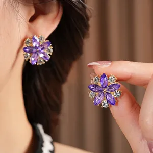 Orecchini vintage a fiore dorati con cristalli viola taglio marquise e piccoli strass bianchi