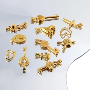 Ensemble de breloques en acier plaqué or 24K avec cœur, croix, ancre et motifs de clé