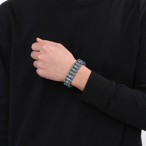 Détail d'un bracelet chaîne de vélo multicolore hip hop sur le poignet d'un homme