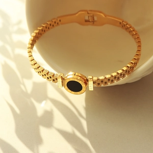 Luxurious 18K gold plated stainless steel bracelet with Roman numerals and black disk