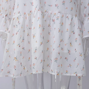 Dettaglio di un abito in chiffon floreale con volant e trama di maniche a sbuffo