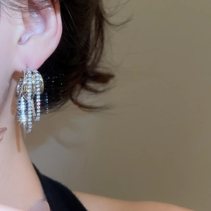 Vue détaillée des boucles d'oreilles créoles argentées multicouches avec zircons brillants