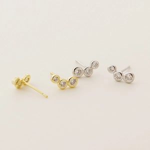 Minimalist s925 silver stud earrings with three-stone curved design in gold and silver