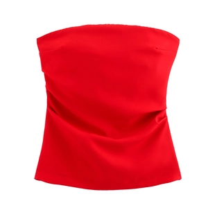 Vue détaillée d'un haut bustier rouge sans bretelles en tissu lisse au design minimaliste