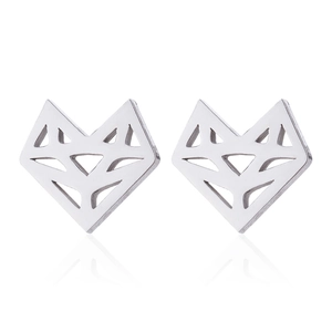 Detailansicht der polierten Origami Fuchs Ohrstecker aus Edelstahl in Silber