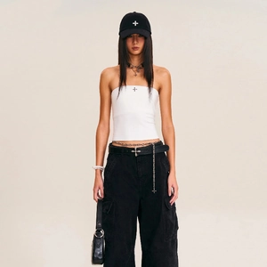 Top bandeau vintage en coton délavé avec pantalon cargo noir et accessoires de croix