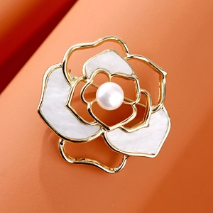 Elegant Camellia Flower Brooch Alloy Hollow Enamel With White Artificial Pearl Fashion Accessory For Women Wedding Party Gift