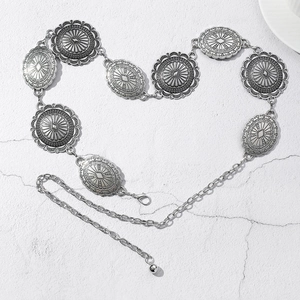 Détail de la ceinture chaîne bohème en métal argenté avec des disques ronds sculptés