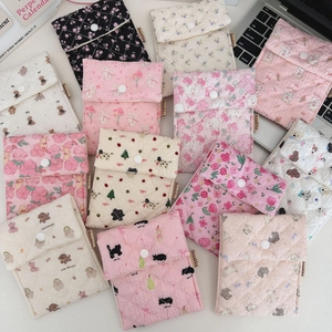 Flache Ansicht gesteppter Baumwolltaschen mit Bärenmotiven und Druckknopfverschluss