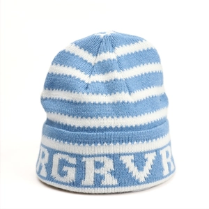 Détail du tricot du bonnet à rayures bleu et blanc avec logo RGRVR jacquard
