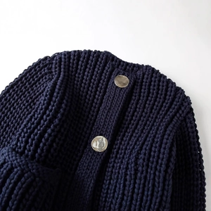 Cardigan bleu marine en grosse maille pour femme avec col rond et boutons argentés