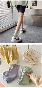 Vue détaillée de chaussettes en coton avec texture côtelée verticale et étiquettes tissées