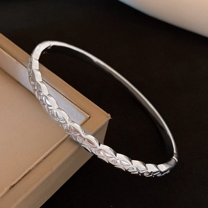 Vue macro détaillée du bracelet plaqué argent 18 carats avec zircons et gravure en motif X