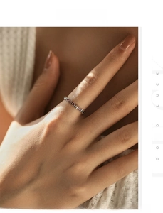 Gros plan sur une bague vintage en argent S925 avec pierres rouges et reliefs d'étoiles