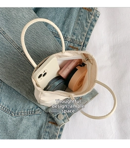Vue de dessus du sac cabas beige en nylon montrant l'espace intérieur pour vos objets