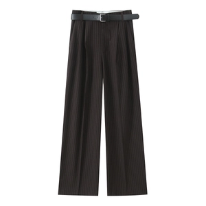 Détail à plat de ce pantalon marron à fines rayures avec ceinture en cuir noir