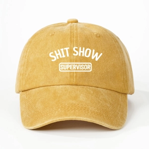 Détail de l'imprimé Shit Show Supervisor sur casquette en coton lavé jaune moutarde