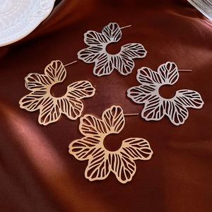Vintage Hollow Flower Leaf Stud Earrings With Silver Earring Post Copper Metal Texture High-End Women Accessories
