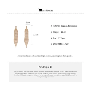 Spécifications des boucles d'oreilles dorées à pompons indiquant dimensions et matériaux
