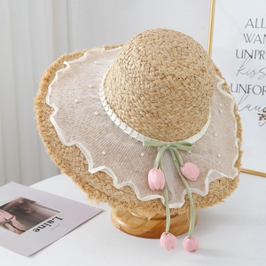 Cappello di paglia francese a tesa larga sfrangiata con perle, rete e ciondolo a tulipano
