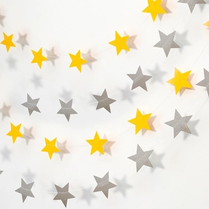 Detail der gelben und silbernen Glitzerstern-Girlande für die Party-Wanddekoration