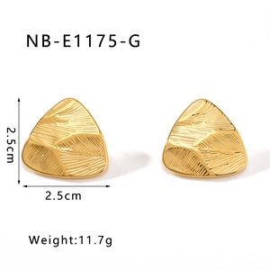 Detail view of gold triangle earrings with size 2.5cm and weight 11.7g specifications
