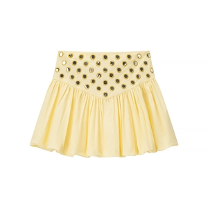 Détail d'une mini-jupe jaune clair avec sequins miroir et texture plissée élégante