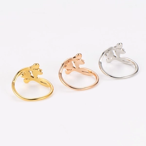 Three-piece stainless steel ring set in gold, rose gold, and silver with镂空 cutout design