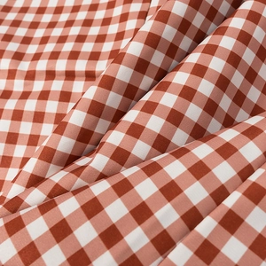Gros plan sur la texture du tissu à carreaux rouge et blanc avec motif sergé