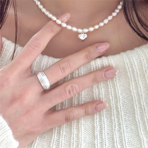 Elegant 925 sterling silver quilted ring and pearl heart necklace set worn by a model