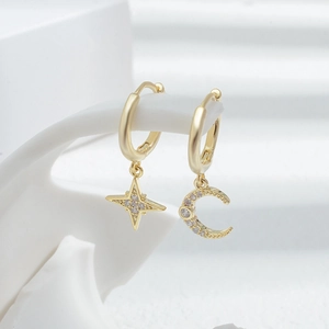 Elegante set de pendientes dorados con dijes de estrella y luna con circonitas microengastadas