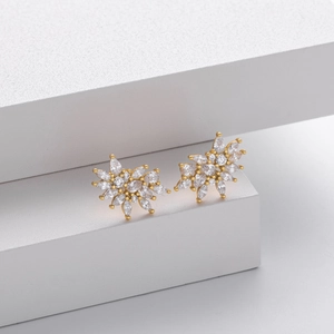 Elegant gold S925 silver snowflake stud earrings with sparkling cubic zirconia crystals