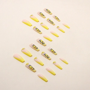 Uñas postizas largas tipo ataúd con degradado rosa amarillo, mariposas y pequeños diamantes