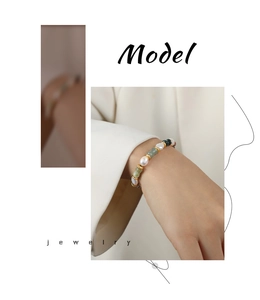 Gros plan d'un élégant bracelet en perles et jade vert sur le poignet d'un mannequin chic