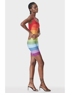 Vue latérale d'une robe bandage à rayures multicolores montrant la coupe moulante