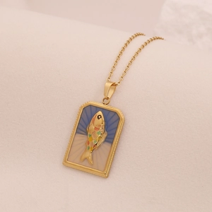 Detailansicht der vergoldeten Tarot-Fisch-Halskette mit buntem Emaille-Inlay und Retro-Stil