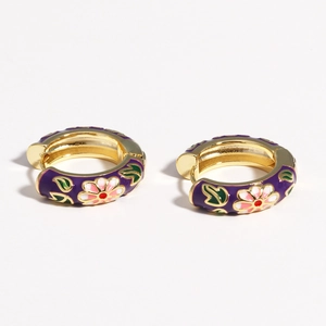 Detail von 18K vergoldeten Creolen mit lila Emaille und rosa Blumenmustern verziert