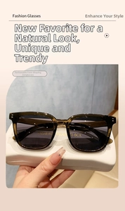 Primer plano de gafas de sol ámbar retro con lentes negras y estuche rígido incluido