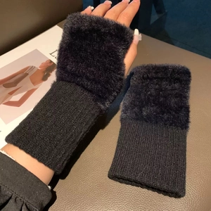 Gros plan sur des mitaines en tricot peluche noir avec des poignets côtelés doux