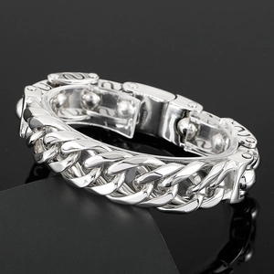 Detail eines 316L Edelstahl Punk-Kettenarmbands mit hochglanzpoliertem Silber-Finish