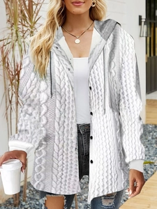 Dettaglio del cardigan in maglia con cappuccio con motivo a quadri e bottoni neri